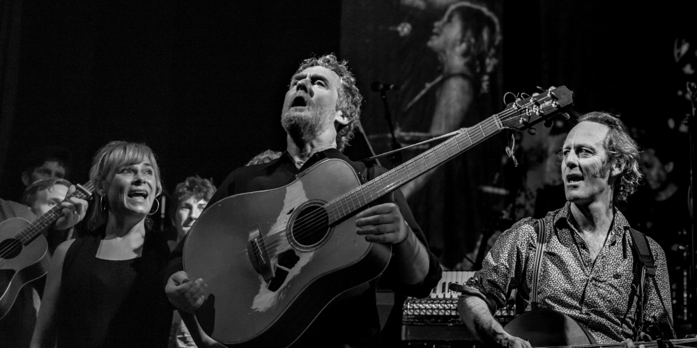 Oskarový zpěvák Glen Hansard a legendární irská kapela Interference 