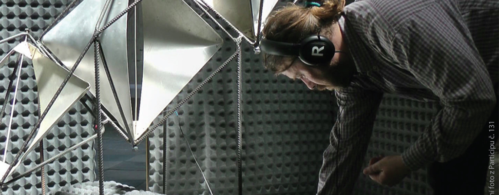 KONCEPTUÁLNÍ UMĚLEC, PEDAGOG A REKTOR AKADEMIE VÝTVARNÝCH UMĚNÍ V PRAZE PŘEDSTAVUJE V GALERII KAPLE SVÉ ZVUKOVÉ PARTICIPY