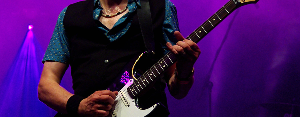 Vzrušující performer Keith Thompson na Malé scéně za oponou