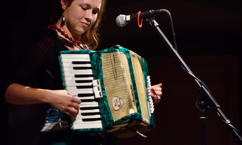 Éterická písničkářka Beata Bocek okouzlí M-klub a přizvala si k tomu Biorchestr