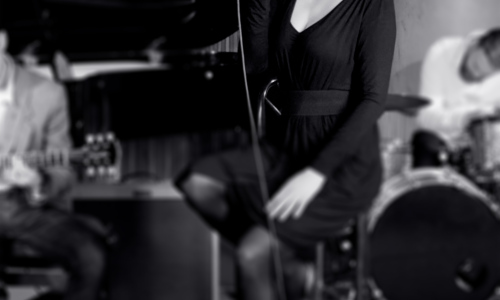 Malá scéna za oponou vzdá poctu Billie Holiday a přivítá charismatického kytaristu