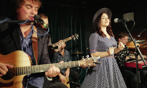 Tomáš Matonoha v roli muzikanta s kapelou Inspektor Kluzó