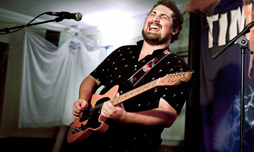 Tom C. Walker zahraje na Malé scéně za oponou